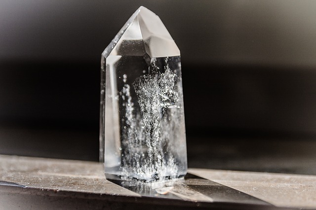 Boule cristal - La cristallomancie est une technique de voyance que l'on  obtient en regardant la surface polie ou bri…